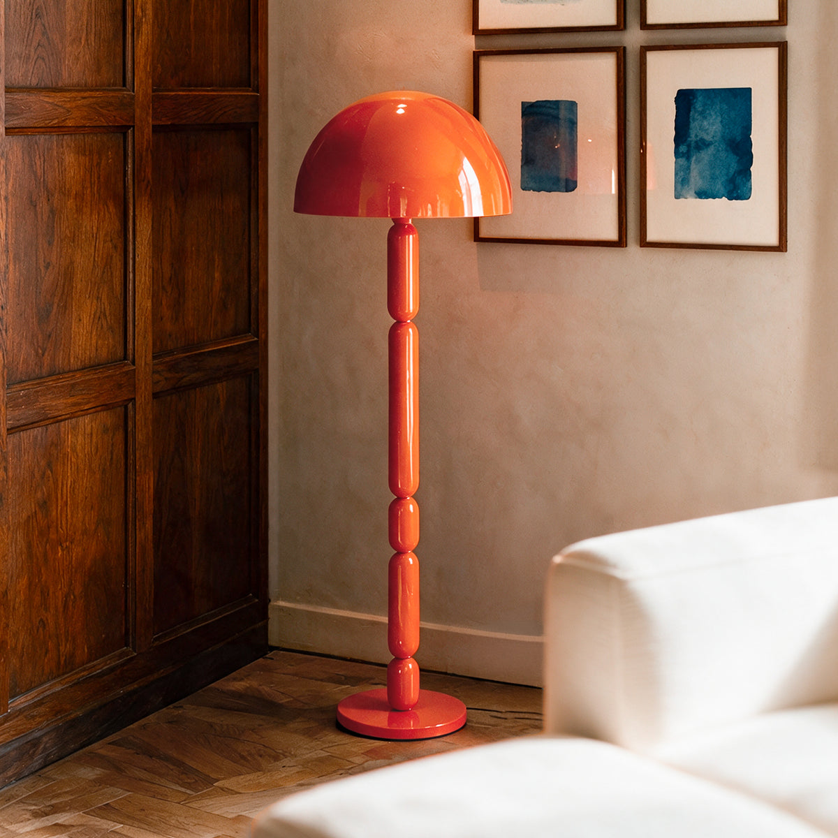 Lampadaire orange glossy métal mur bois et cadre photo – Maison Pavane