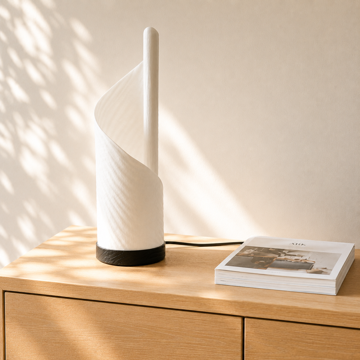Lampe à poser Elya papier mâché bois blanc ambiance séjour lumière naturelle – Maison Pavane