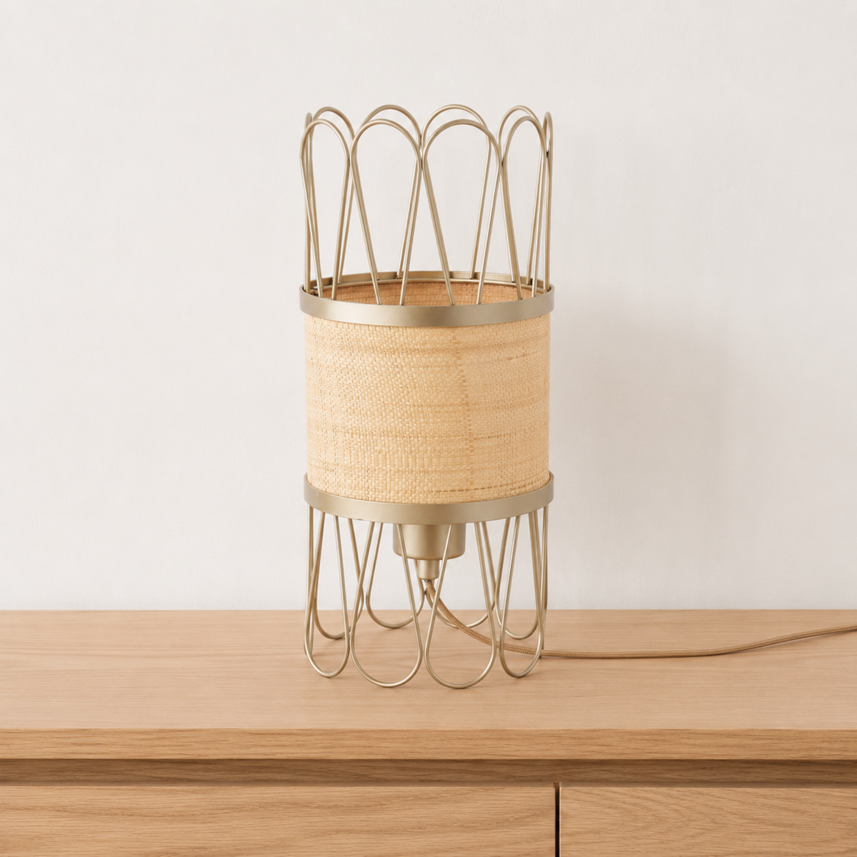 Lampe à poser Flore en fibre naturelle posée sur un buffet en bois - Maison Pavane