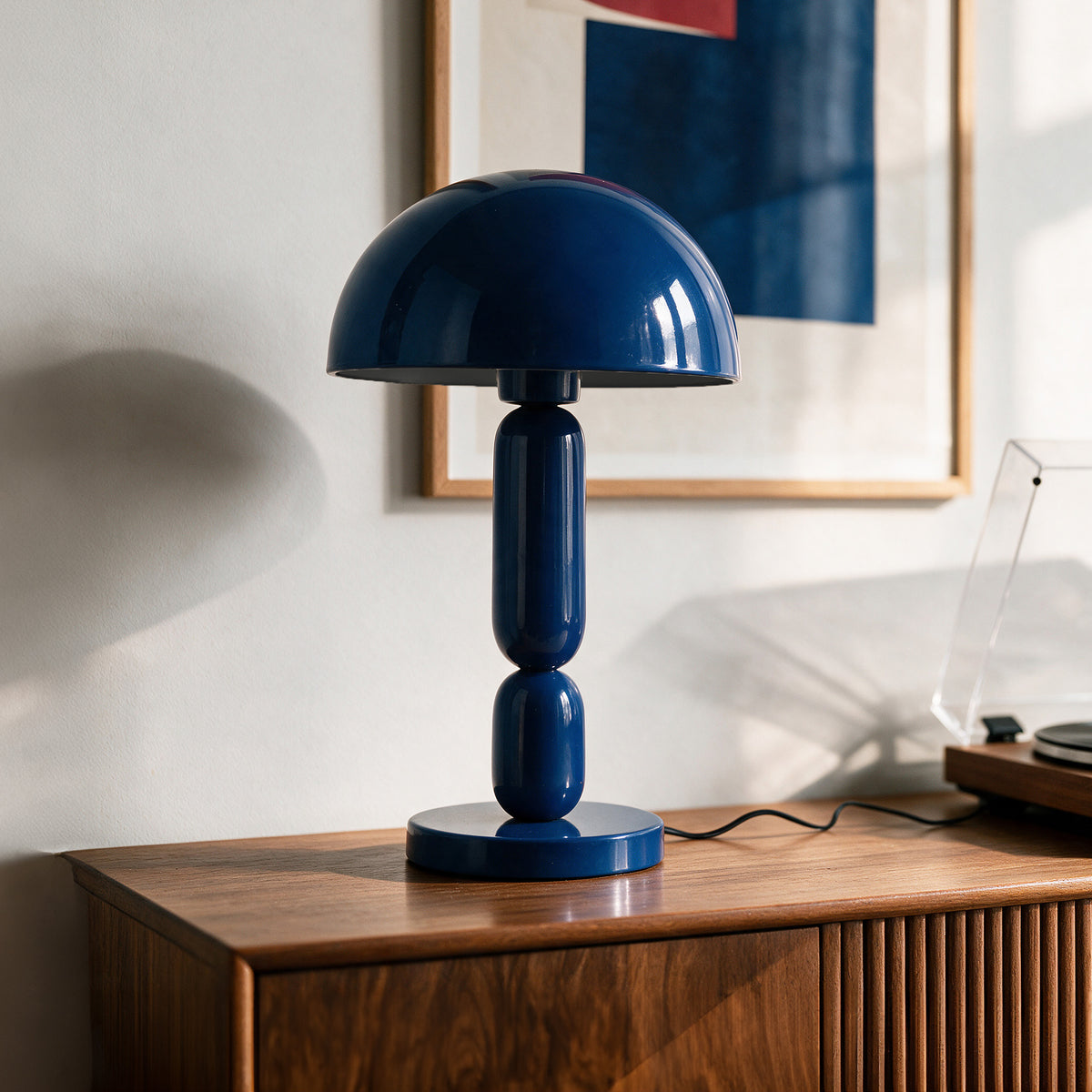 Lampe à poser glossy bleu foncé socle original sur buffet bois – Maison Pavane