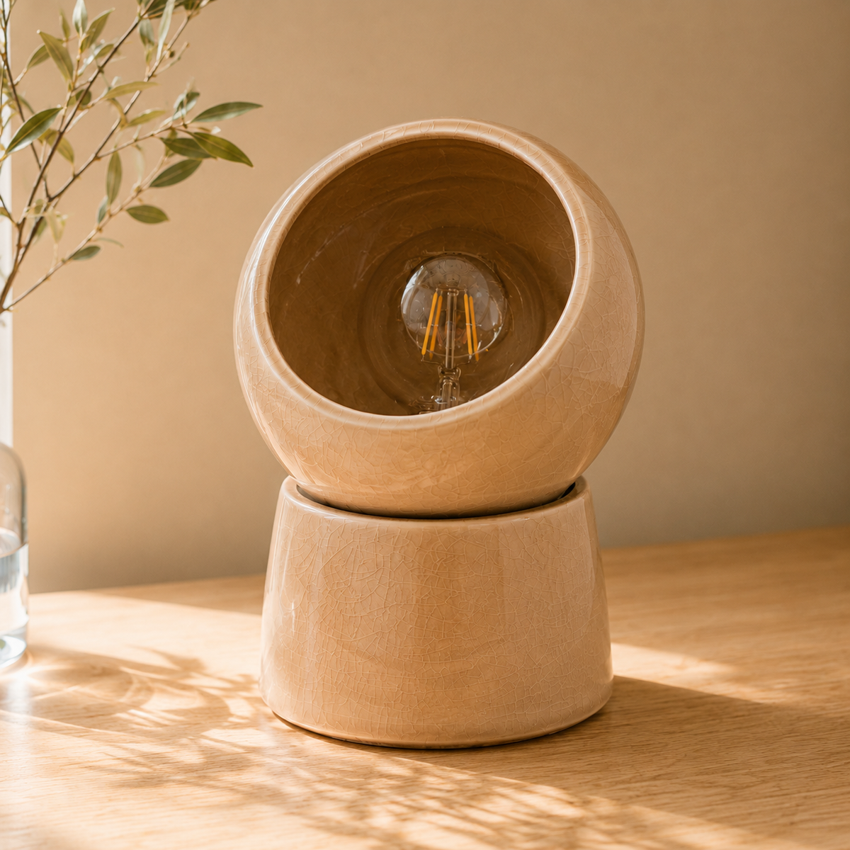 Lampe à poser Halo céramique beige allumée détail ambiance – Maison Pavane
