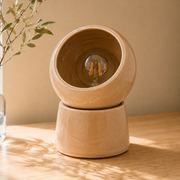 Lampe à poser Halo céramique beige allumée détail ambiance – Maison Pavane