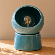 Lampe à poser Halo céramique bleu canard allumée détail ambiance – Maison Pavane