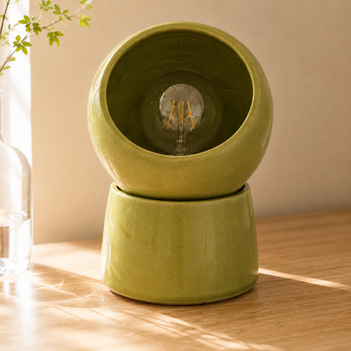 Lampe à poser Halo céramique vert olive allumée détail ambiance – Maison Pavane