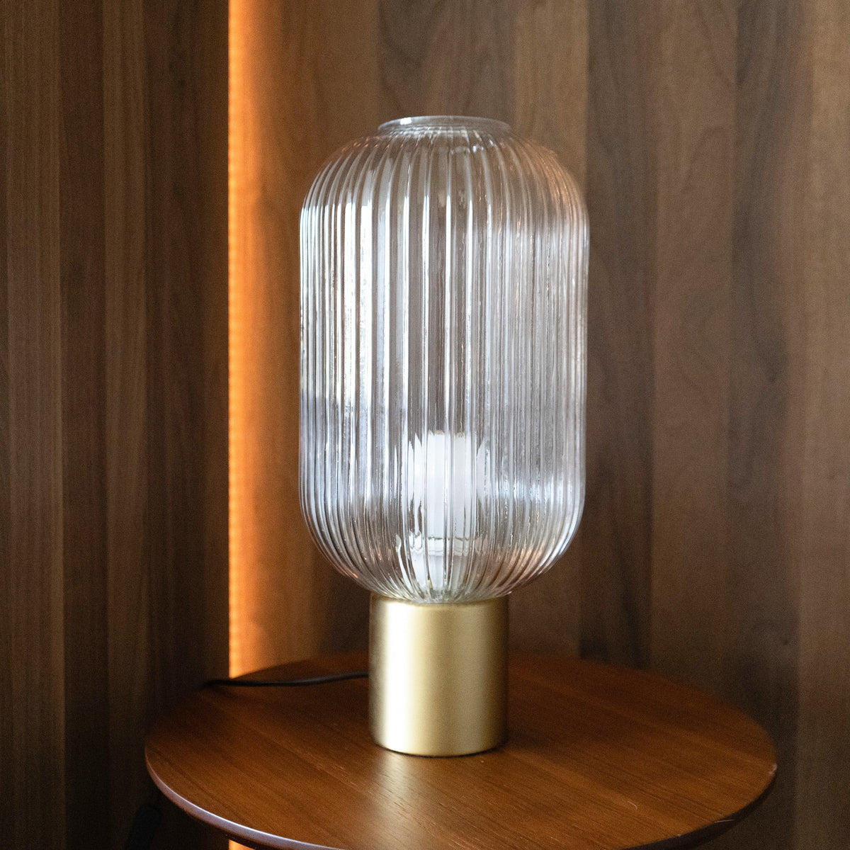 lampe a poser lou verre cannele et dore