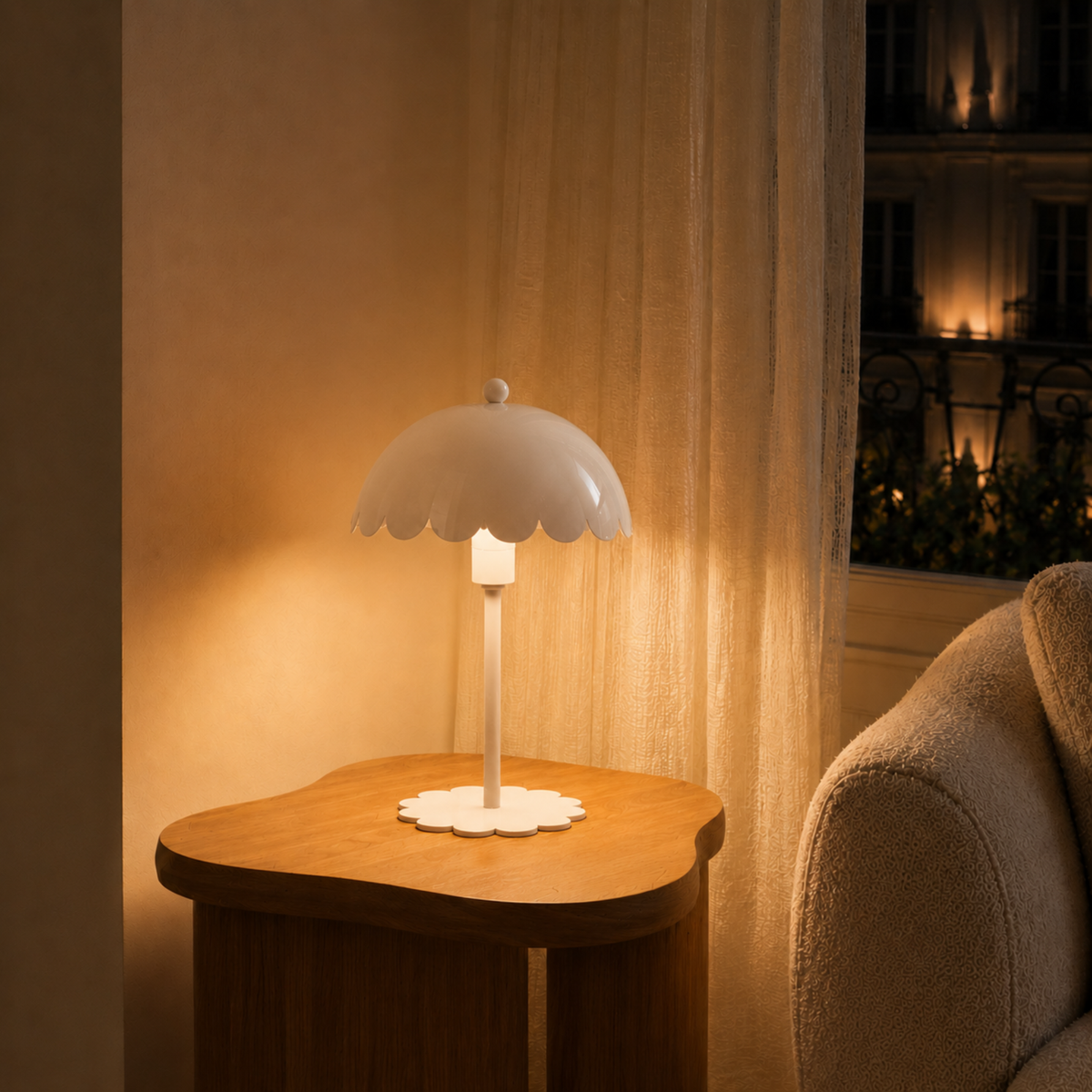 Lampe à poser Margot métal blanc allumée ambiance soir – Maison Pavane