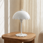 Lampe à poser Margot métal blanc ambiance séjour table bois – Maison Pavane