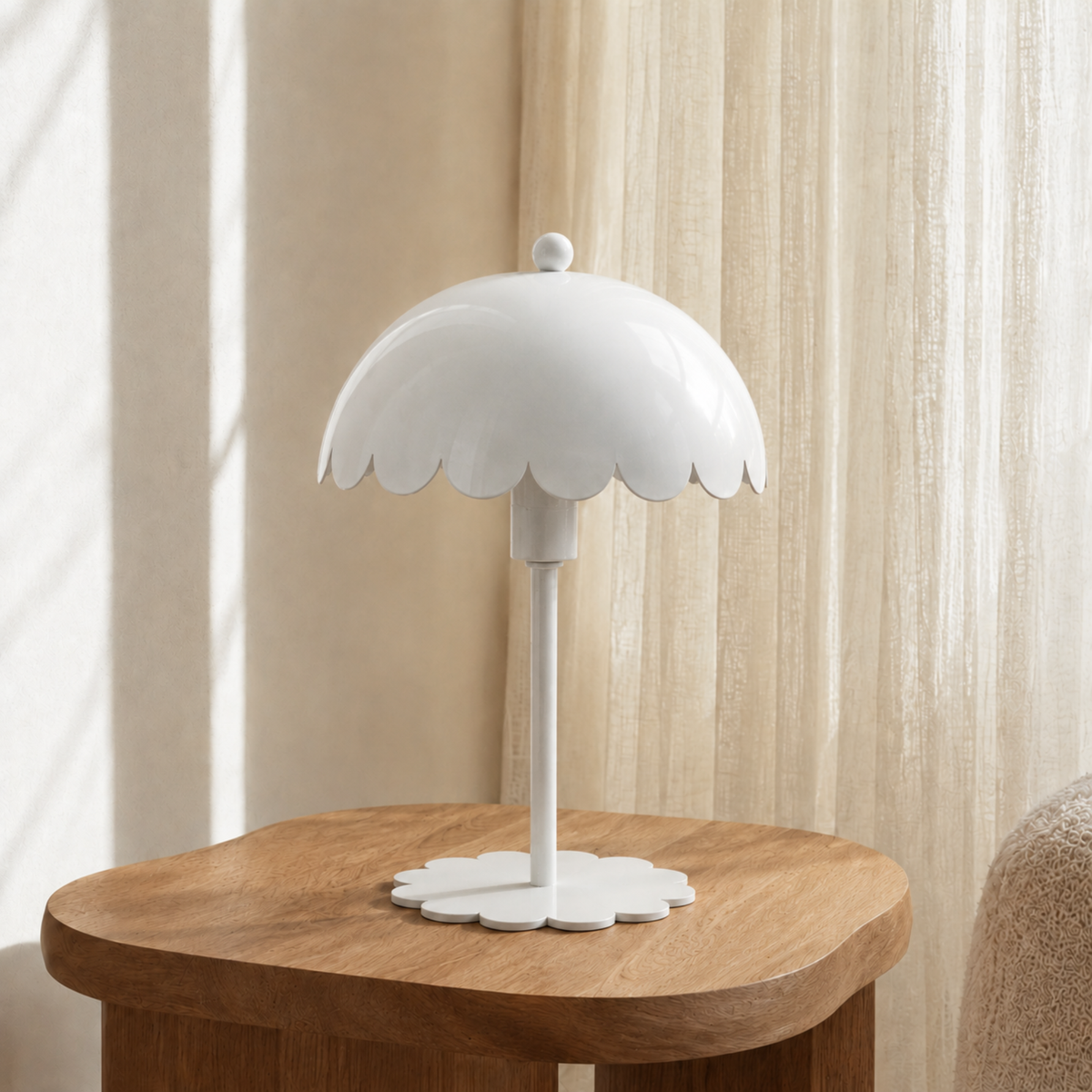 Lampe à poser Margot métal blanc ambiance séjour table bois – Maison Pavane