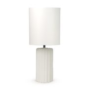 Lampe à poser Palladio céramique blanche cannelée abat-jour blanc vue face – Maison Pavane