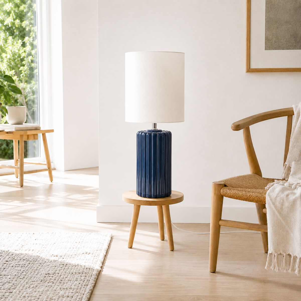 Lampe à poser Palladio céramique bleu nuit ambiance salon tabouret bois – Maison Pavane