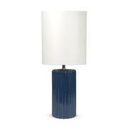 Lampe à poser Palladio céramique bleu nuit cannelée abat-jour blanc vue face – Maison Pavane