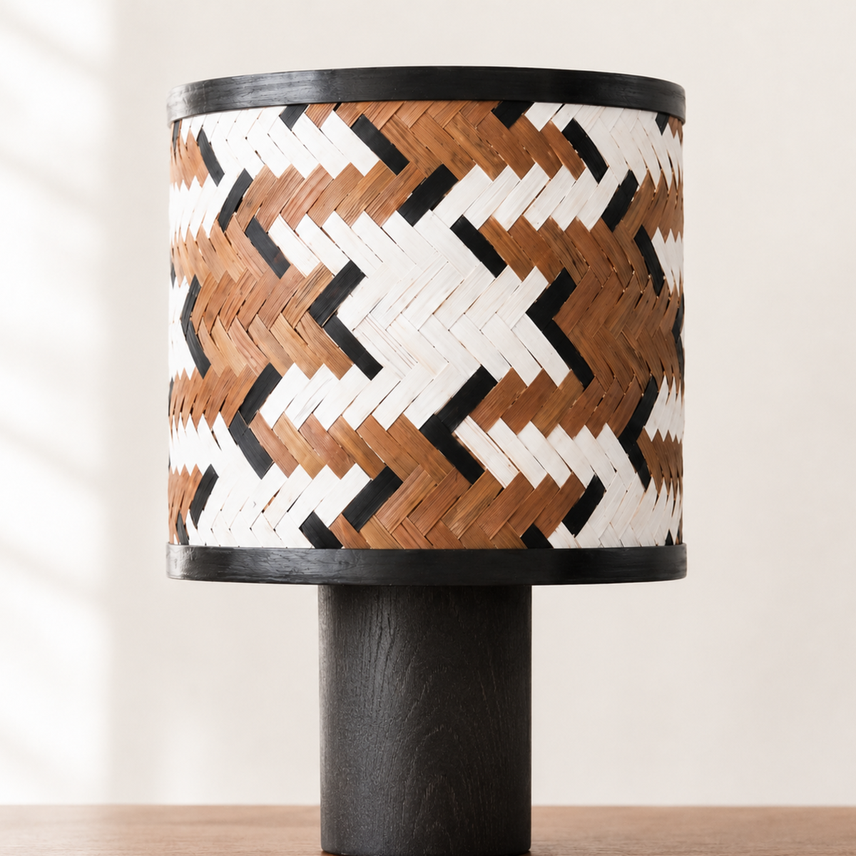Lampe à poser Phil chêne bambou marron noir détail abat-jour – Maison Pavane