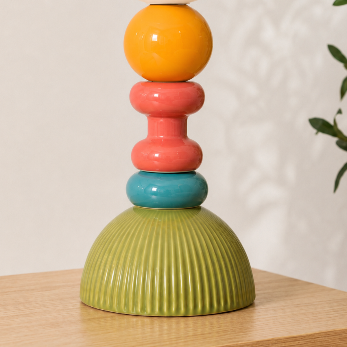 Lampe à poser Pili céramique vert kaki détail – Maison Pavane