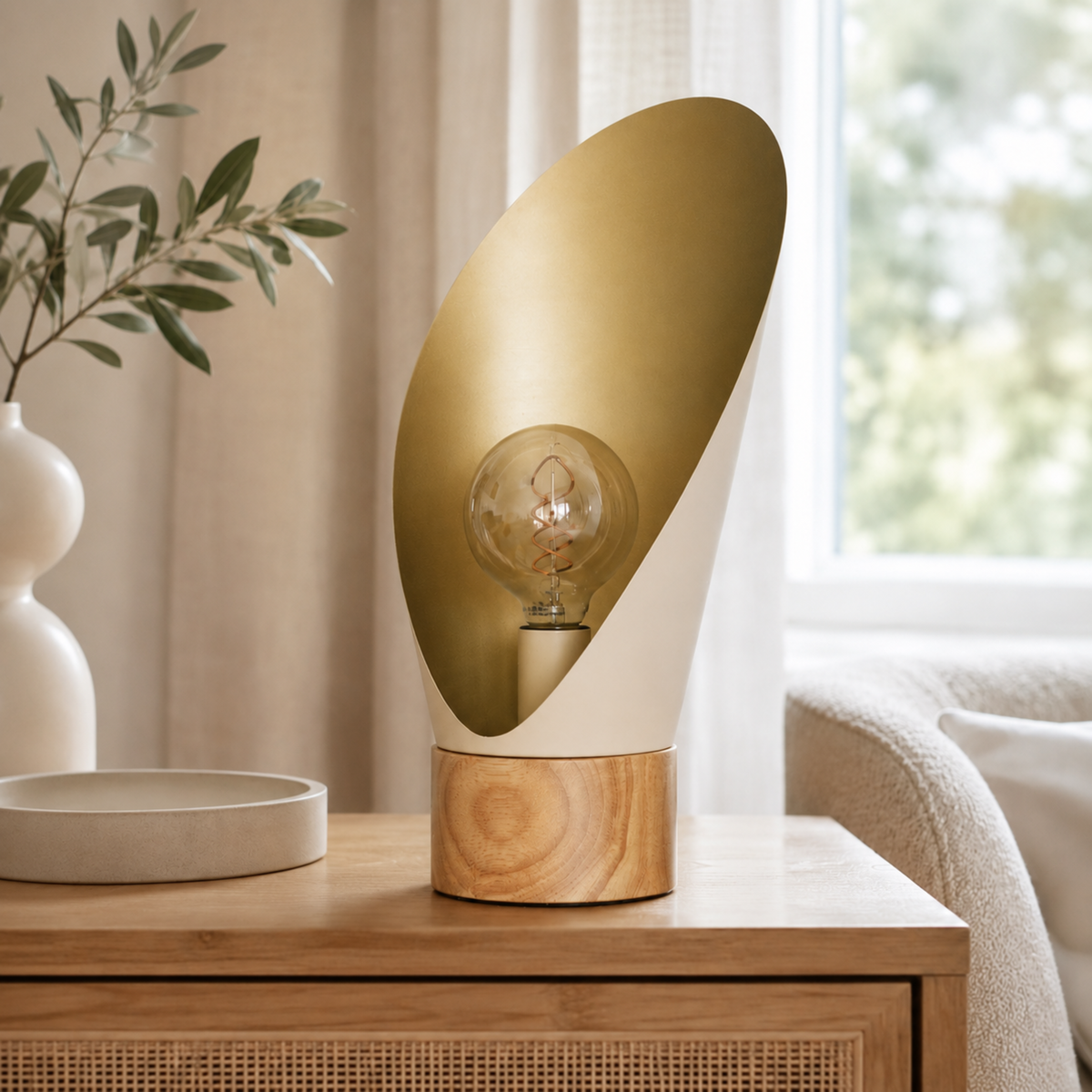 Lampe à poser Spoon en métal crème et bois H44 cm, sur une table de chevet en bois et cannage près d'une fenêtre