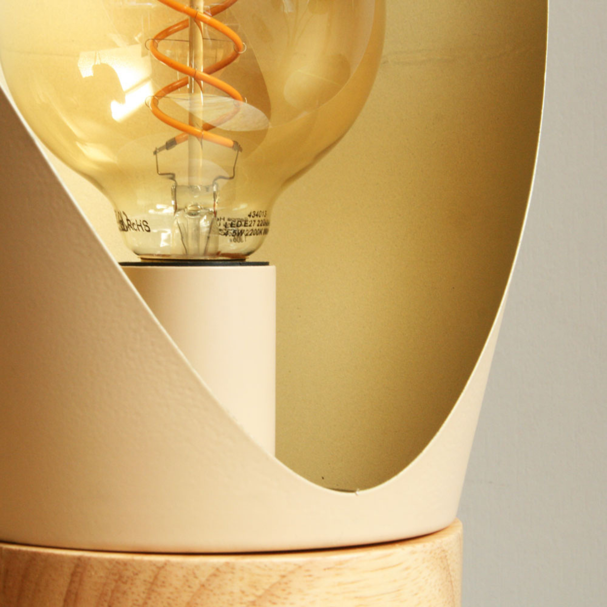 Détail de l'ampoule et de la douille de la lampe à poser Spoon en métal crème H44 cm - Maison Pavane