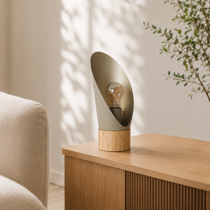 Lampe à poser Spoon en métal taupe et bois H30 cm, sur un buffet en bois à côté d'un canapé beige