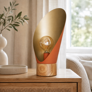 Lampe à poser Spoon en métal terracotta et bois H44 cm, sur une table de chevet en bois et cannage près d'une fenêtre