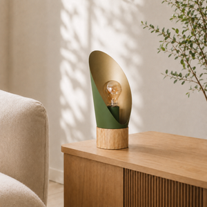 Lampe à poser Spoon en métal vert olive et bois H30 cm, sur un buffet en bois à côté d'un canapé beige