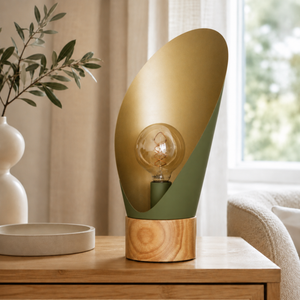 Lampe à poser Spoon en métal vert olive et bois H44 cm, sur une table de chevet en bois et cannage près d'une fenêtre