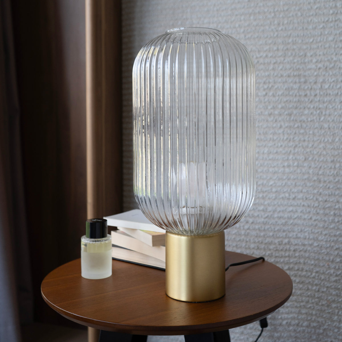lampe a poser verre cannele et dore lou