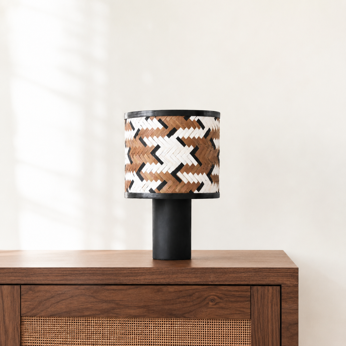 Lampe de chevet Phil chêne bambou marron noir ambiance buffet – Maison Pavane