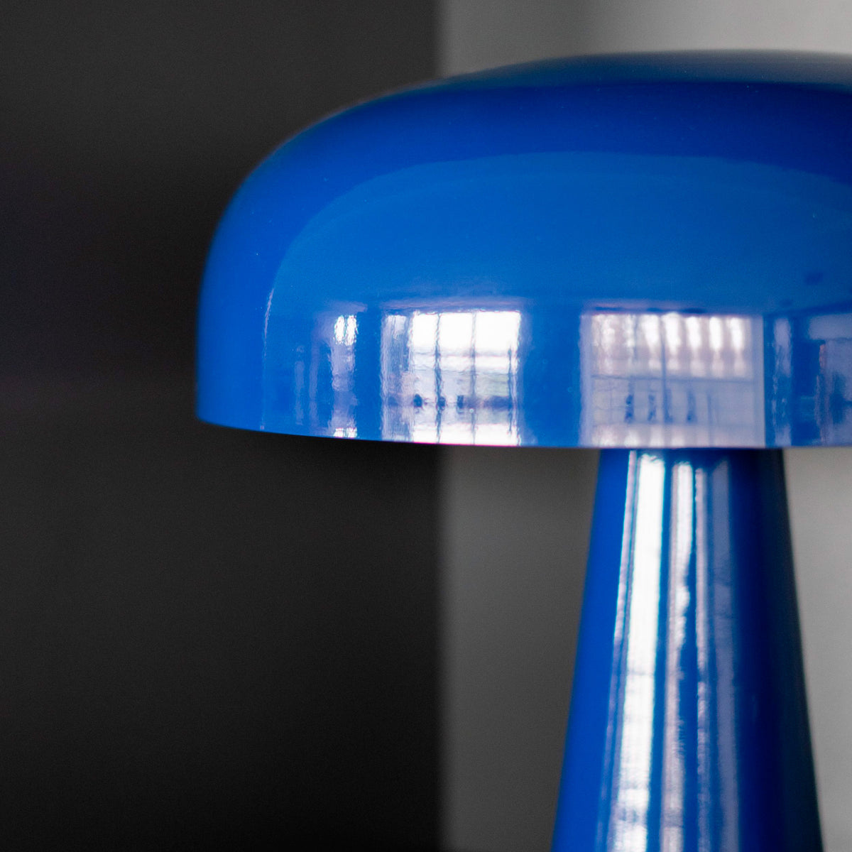 lampada Livia da tavolo blu scuro in metallo