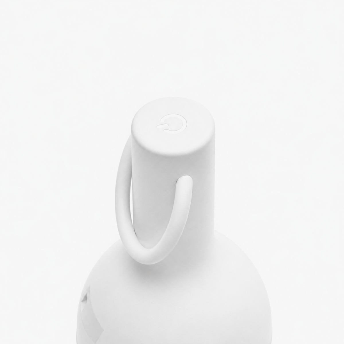 Détail de l'anse et du bouton de la lampe nomade Elo en plastique blanc - Maison Pavane