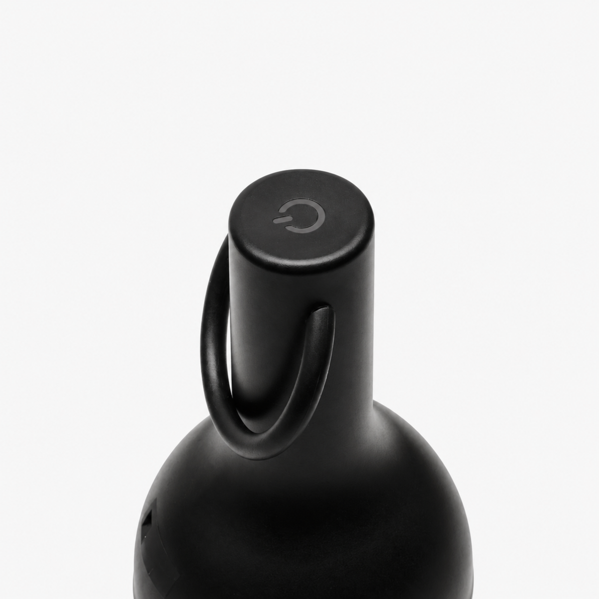 Détail de l'anse et du bouton de la lampe nomade Elo en plastique noir - Maison Pavane