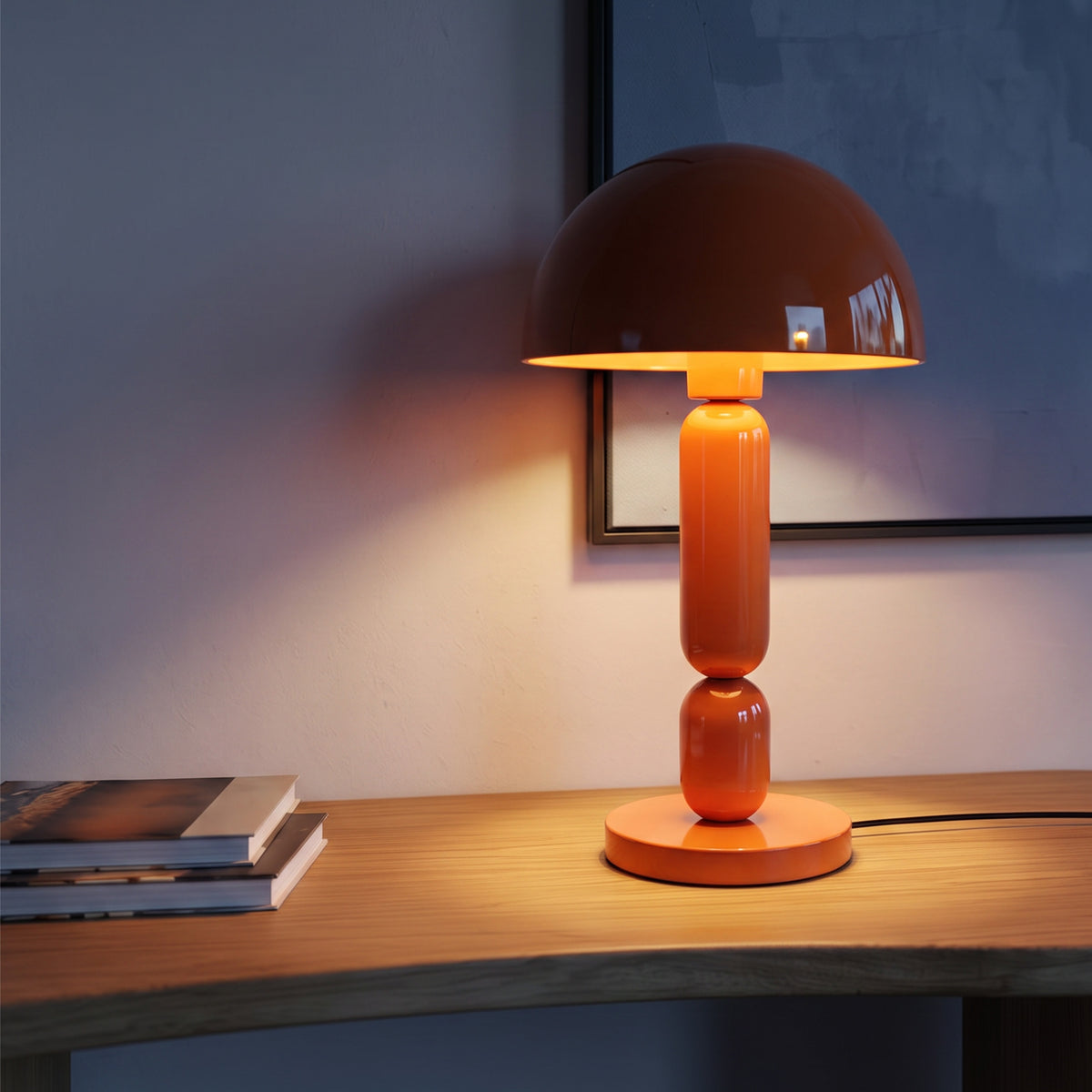 Lampe orange allumée en métal glossy sur meuble bois – Maison Pavane