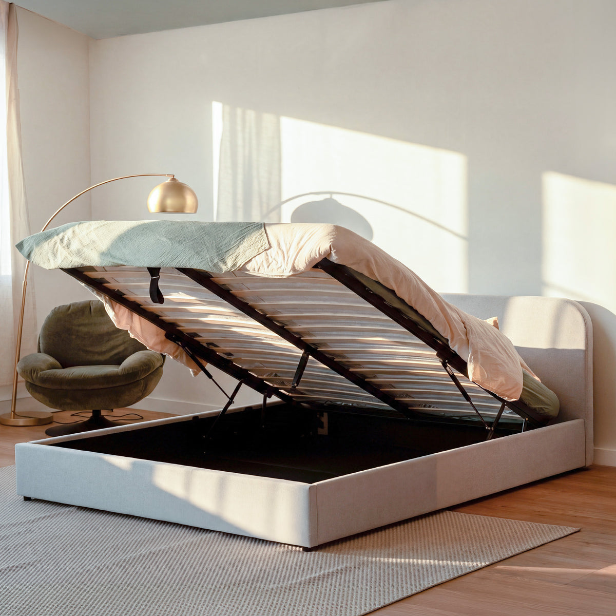 Lit coffre ouvert dans chambre – Maison Pavane