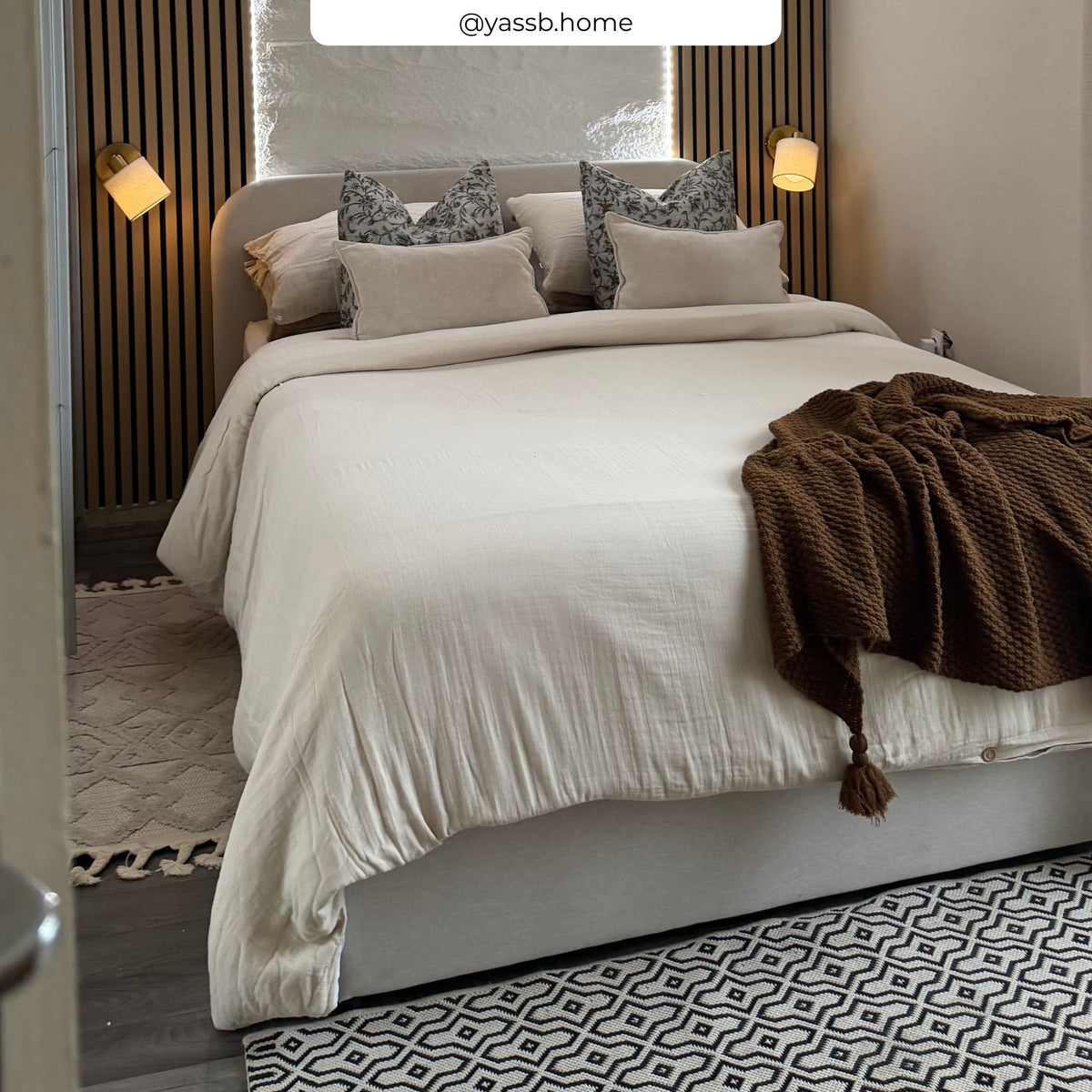 Lit coffre tissu beige couette crème plaid marron – Maison Pavane