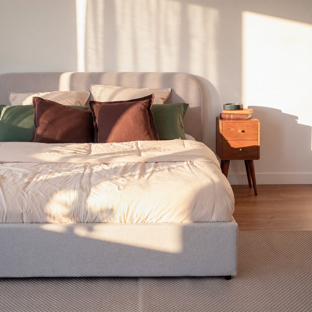 Lit et table de chevet en bois – Maison Pavane