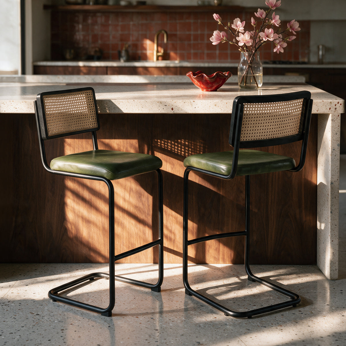 Lot de 2 chaises de bar en Z métal noir cannage et cuir vert – Maison Pavane