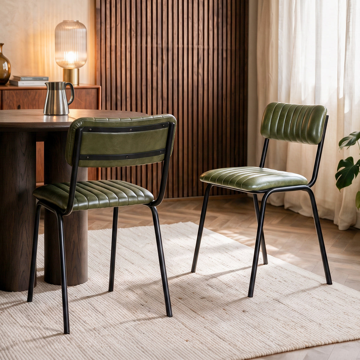 Lot de 2 chaises en cuir vert pieds métal noir – Maison Pavane