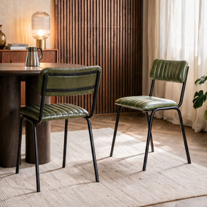 Lot de 2 chaises en cuir vert pieds métal noir – Maison Pavane