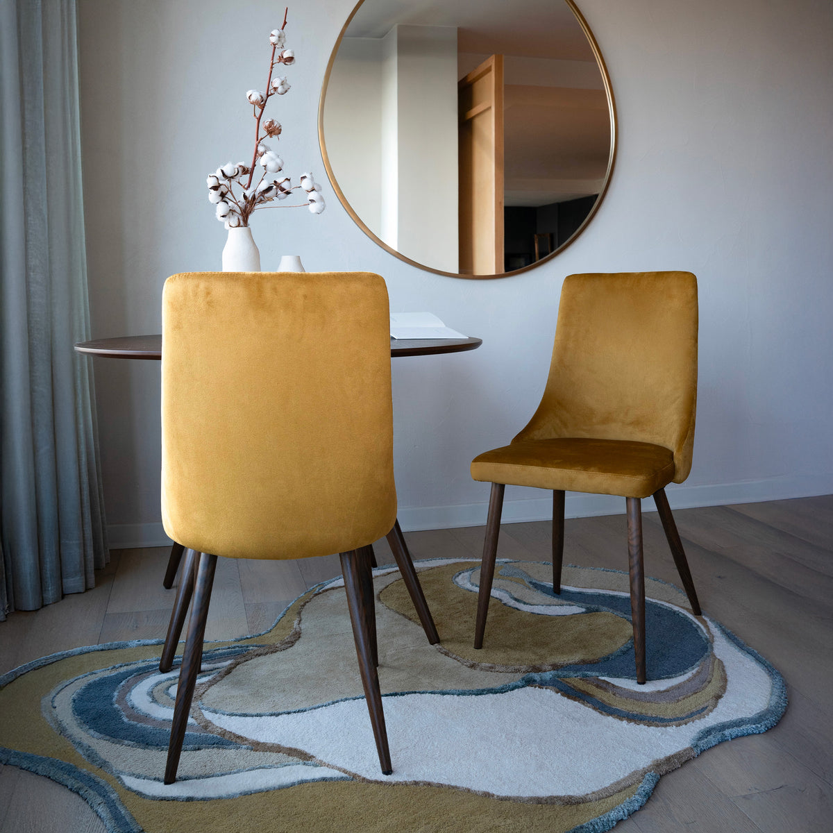 lot de 2 chaises en velours jaune moutarde vinni pieds marron