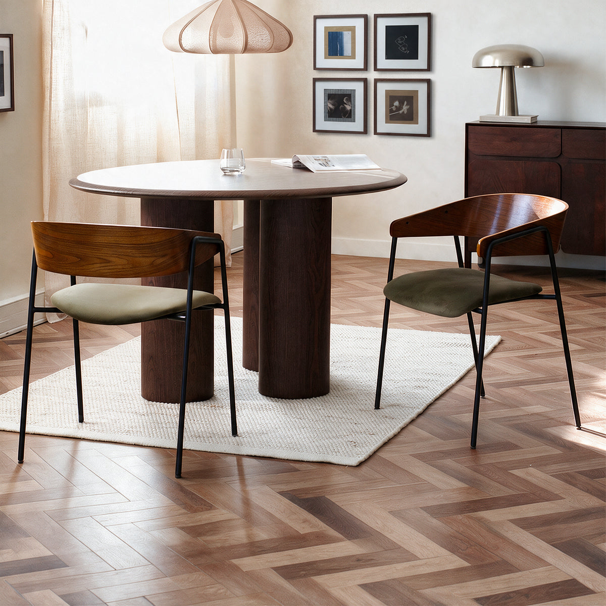 Lot de 2 chaises velours kaki et dossier en bois foncé salle à manger – Maison Pavane