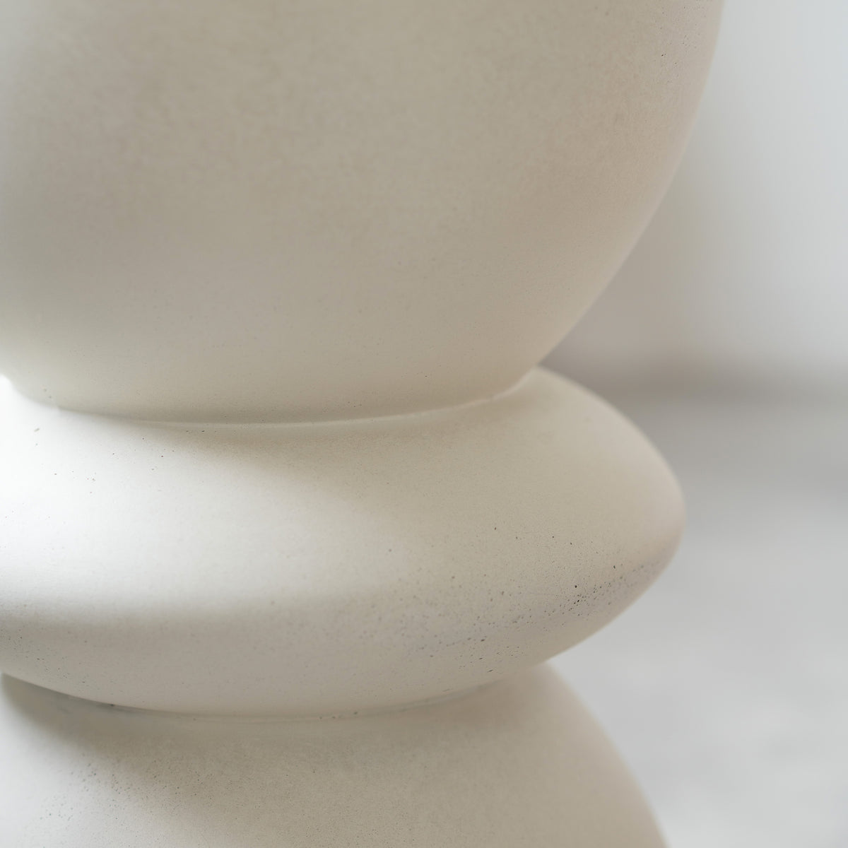 maupiti_table_appoint_matiere_brute_ecru_beton