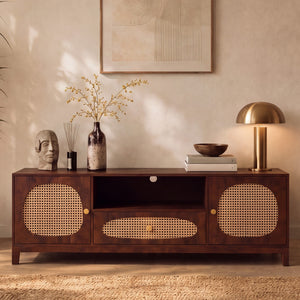 Meuble TV ambiance bois foncé et rotin lampe dorée – Maison Pavane
