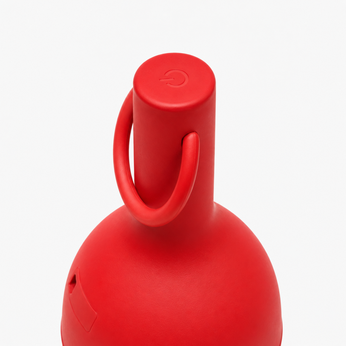 Détail de l'anse et du bouton de la petite lampe nomade Elo en plastique rouge - Maison Pavane