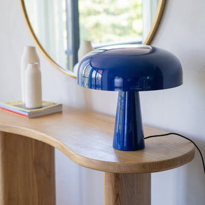 Lampe bleu roi sur console en bois clair – Maison Pavane