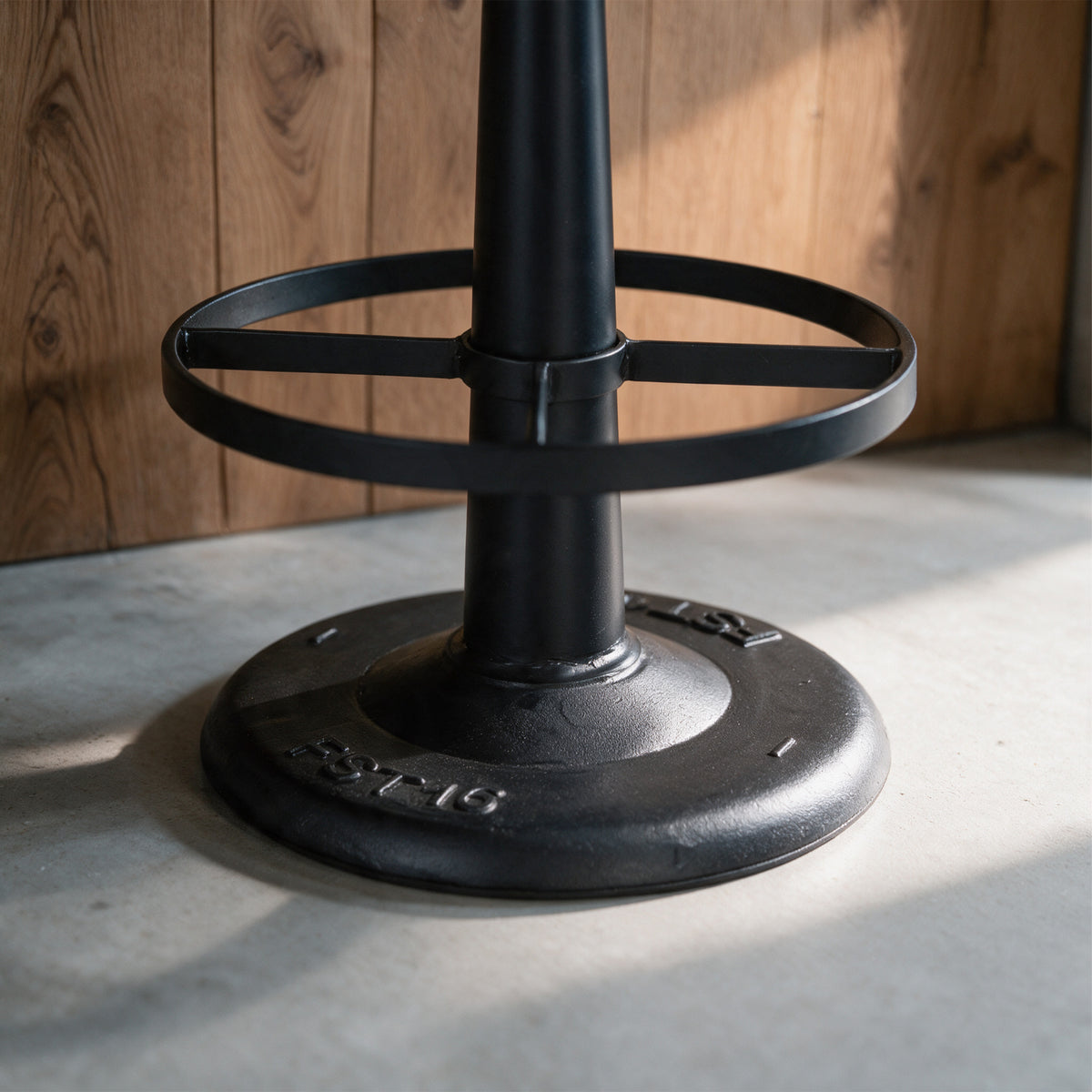 Pied rond noir métal tabouret de bar Lucien – Maison Pavane