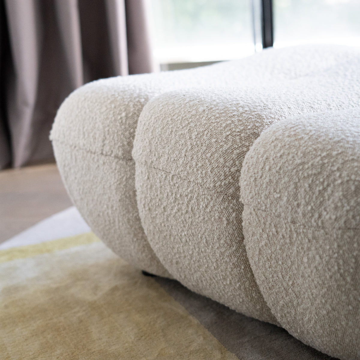 Pouf zoom tissu bouclé blanc – Maison Pavane