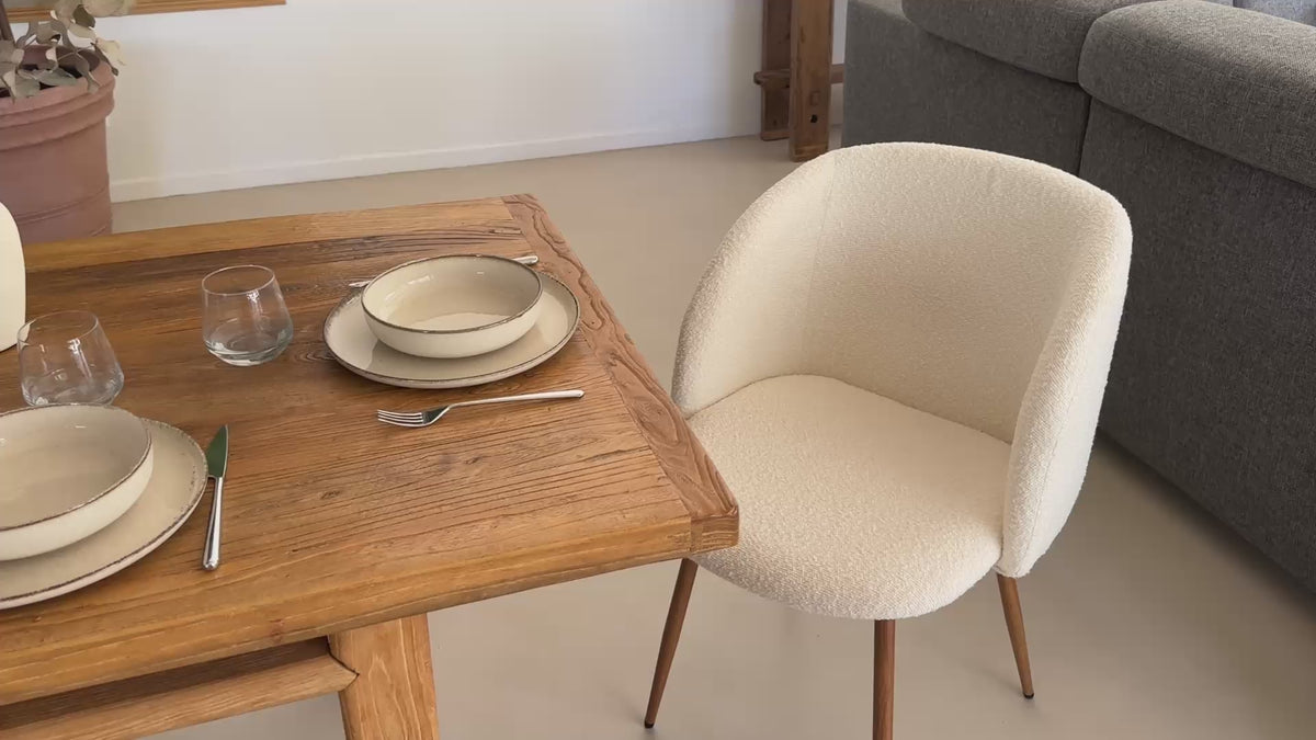 Load video: Chaise Swan en tissu bouclé beige (lot de 2)