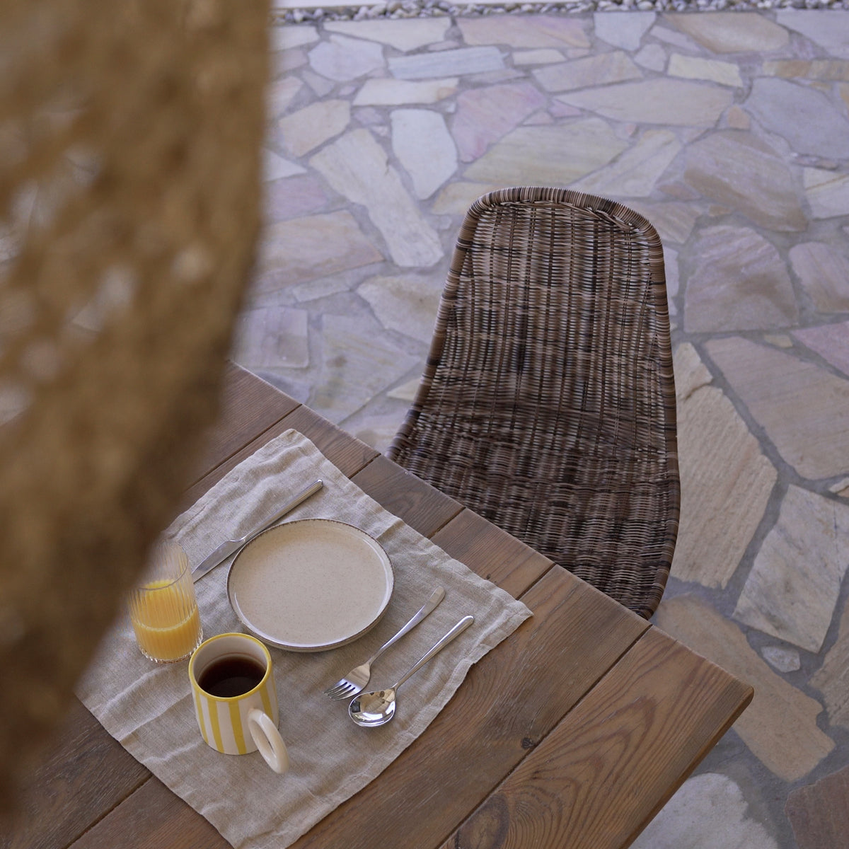 Charger la vidéo : Chaise de jardin Tiptur en résine tressée naturelle (lot de 2)