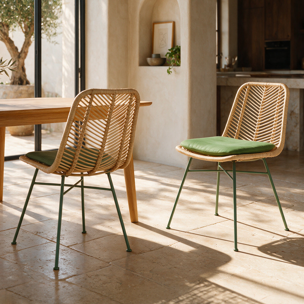 Salle à manger 2 chaises rotin et tissu vert olive – Maison Pavane