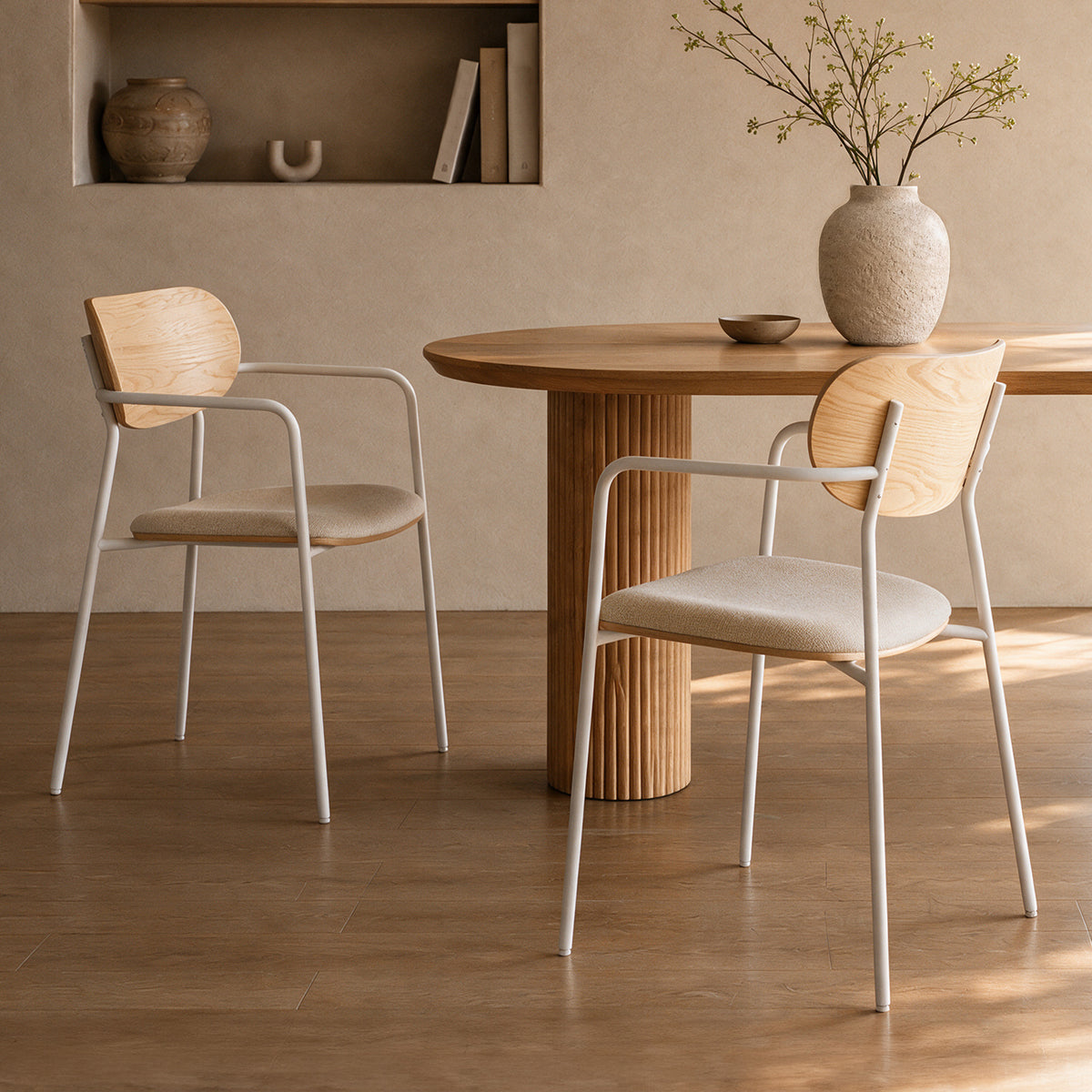 Salle à manger chaises bois clair tissu beige table bois et vase en grès – Maison Pavane