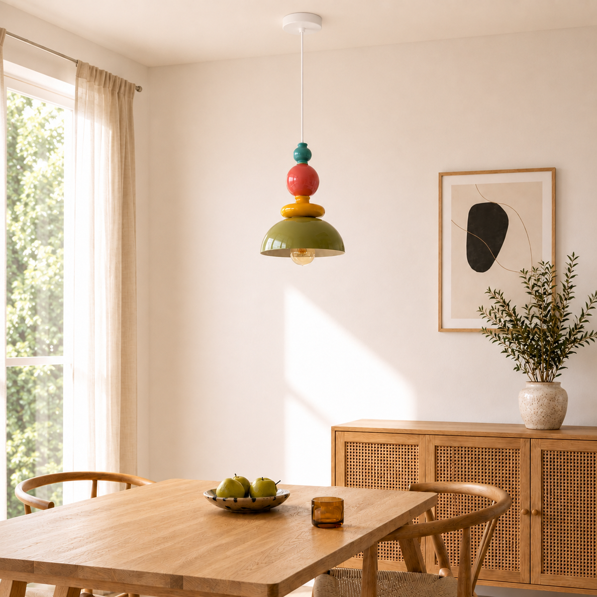 Salle à manger suspension colorée table et chaise en bois – Maison Pavane