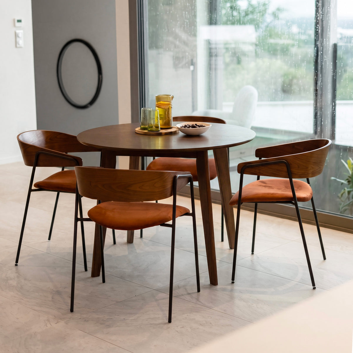 Salle à manger table ronde en bois chaises terracotta – Maison Pavane