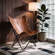 Salon fauteuil papillon en cuir marron pieds croisés noir Octave – Maison Pavane
